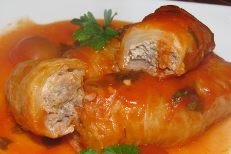 Фото к рецепту: Голубцы с мясом птицы под неаполитанским соусом