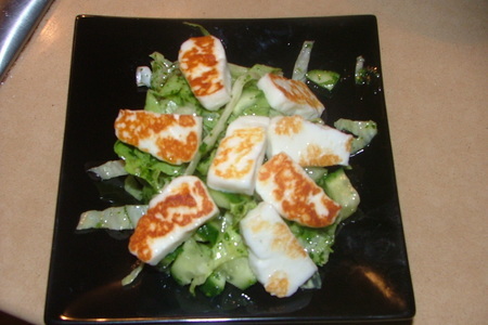 Фото к рецепту: Простой, но изысканный салат из халлуми