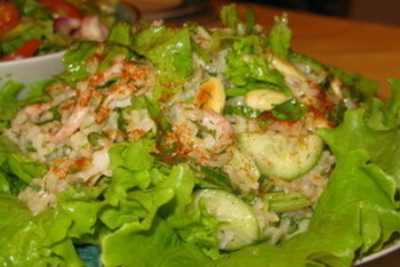 Фото к рецепту: Рисовый салат с креветками и миндалем