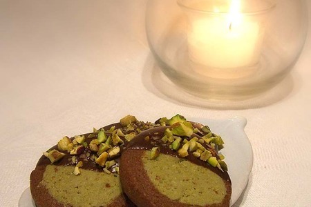 Фото к рецепту: Шоколадное печенье с фисташками