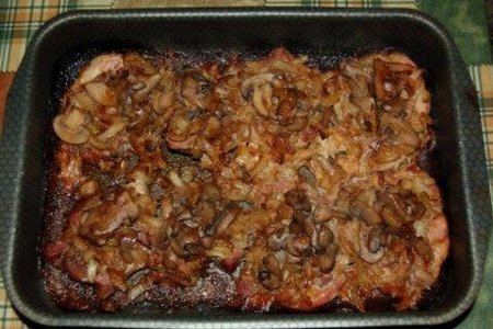 Фото к рецепту: Мясо в смородиново-томатной закваске с грибами