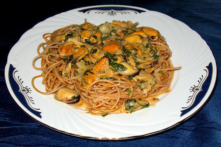 Фото к рецепту: Спагетти (из цельного зерна) с мидиями