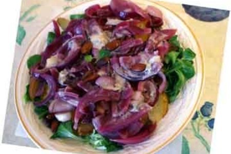 Фото к рецепту: Салат из груши с карамелизированным луком и миндалем