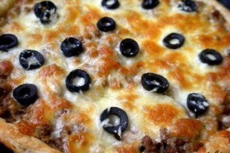 Фото к рецепту: Киш из слоёного теста с мясом , сыром и оливками