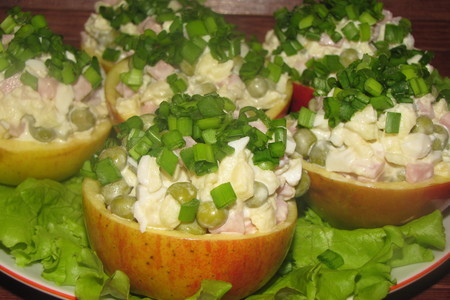 Фото к рецепту: Яблоки, фаршированные салатом