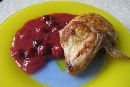 Фото к рецепту: Цыплята "монморанси" с вишневым соусом