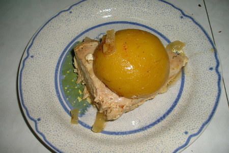 Фото к рецепту: Куриная грудка с консервироваными персиками