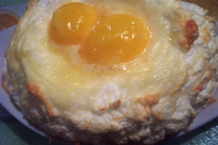 Фото к рецепту: Яйца в гнездах (с сыром)