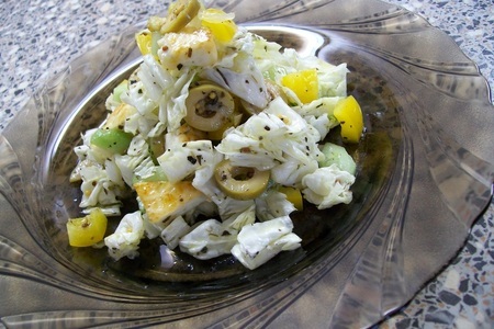 Фото к рецепту: Простой, но изысканный салат из адыгейского сыра