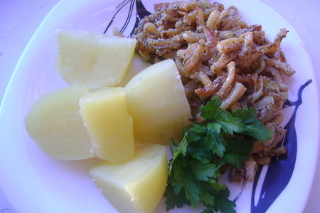 Фото к рецепту: Жареный кальмар в сметане с картофелем