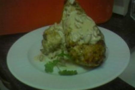 Фаршированная куриная грудка со сливочно -ореховым соусом