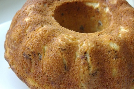 Фото к рецепту: Сметанный кекс с грецкими орехами