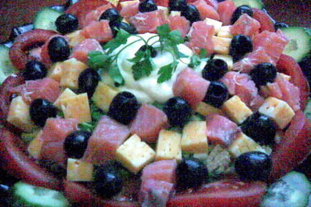 Фото к рецепту: Салат с семгой, сыром, маслинами и овощами