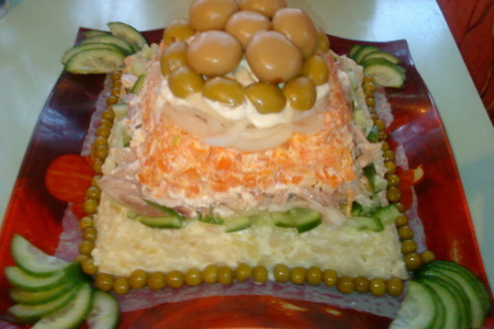 Фото к рецепту: Салат для мамочки "пирамида хеопса"