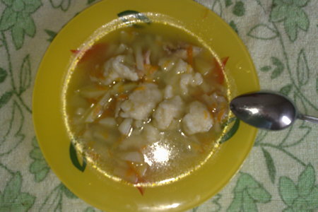 Фото к рецепту: Куриный суп с сырными клецками