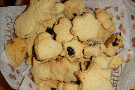 Фото к рецепту: Песочное печенье с изюмом и орехами