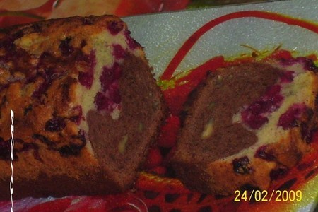 Фото к рецепту: Двухцветный кекс с вишней и грецким орехом