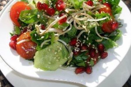 Фото к рецепту: Овощной салат с листьями дайкона и гаранатовыми зернами