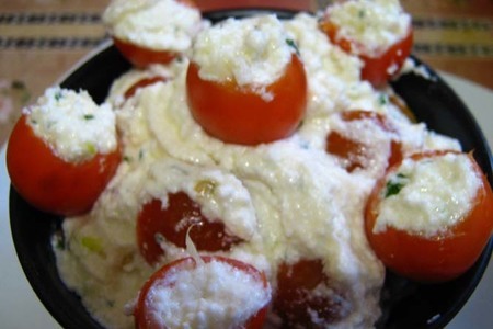 Фото к рецепту: Соус-салат из сыра фета,чеснока и помидорок черри