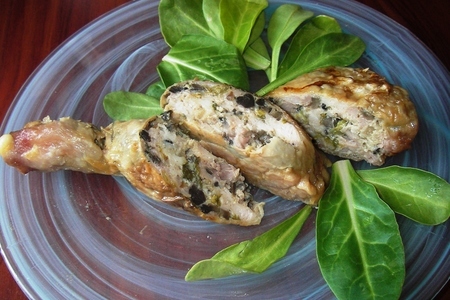 Фото к рецепту: Куриные окорочка фаршированные зеленым луком и беконом