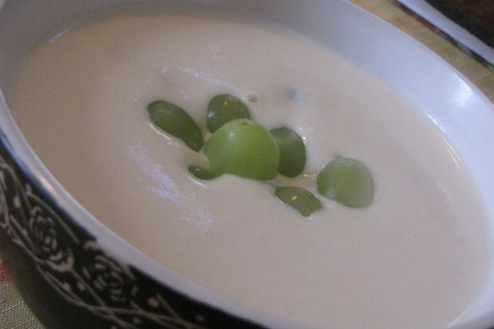 Фото к рецепту: Испанский миндальный суп.