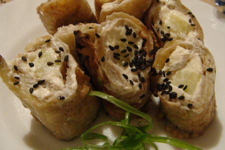 Фото к рецепту: Рулетики из баклажан с мягким сыром