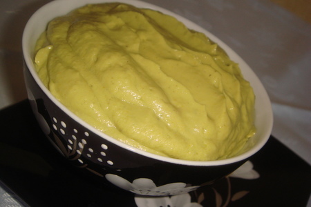 Фото к рецепту: Нежный крем из авокадо с печенью трески и сыром рикотта