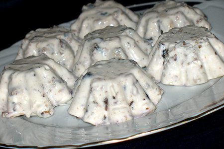 Фото к рецепту: Десерт из греческого йогурта с черносливом и орехами