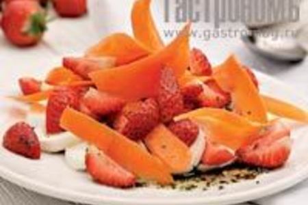 Фото к рецепту: Салат из моркови, клубники и моццареллы