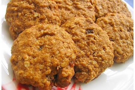 Фото к рецепту: Мягкое печенье с овсяными хлопьями и изюмом