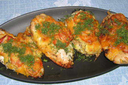 Фото к рецепту: Куриное филе запеченое с сыром и помидорами.