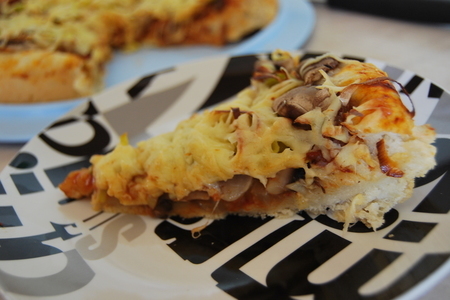 Фото к рецепту: Луковый пицца-пирог с грибами