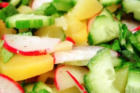 Фото к рецепту: Обычный овощной салатик на бульонной заправке