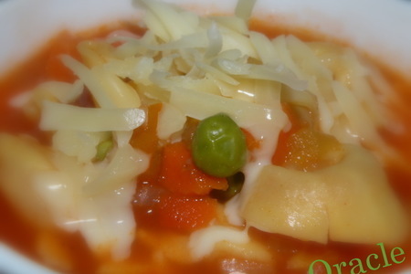 Фото к рецепту: Сырные тортеллини с томатно - овощным бульоном