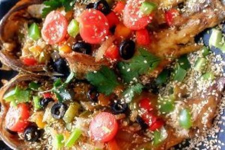 Фото к рецепту: Рыба с помидорами черри и маслинами запеченая в духовке