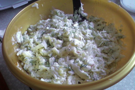 Фото к рецепту: Салат из капусты с сыром