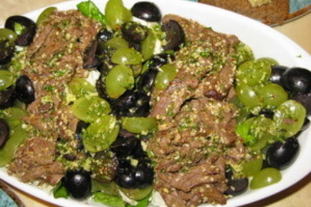 Фото к рецепту: Салат с говядиной и виноградом