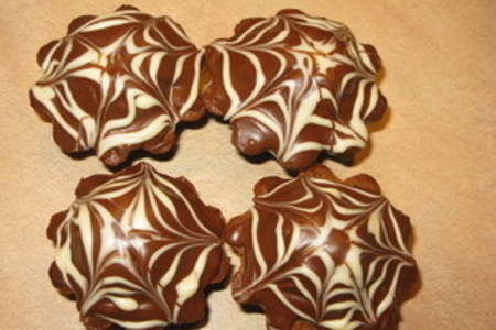 Фото к рецепту: Шоколадные маффины "паутинка"