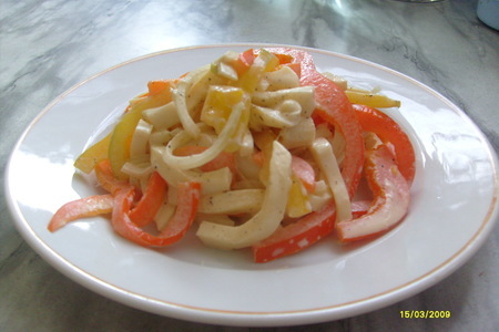 Фото к рецепту: Салат из кольмаров с болгарским перцем