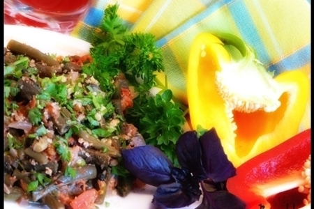 Фото к рецепту: Зелёное лобио с помидорами и орехами.