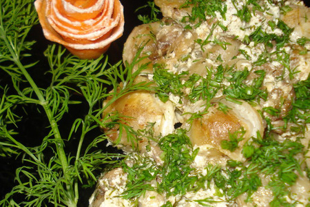 Фото к рецепту: Пельмени в сметанном соусе с грибами