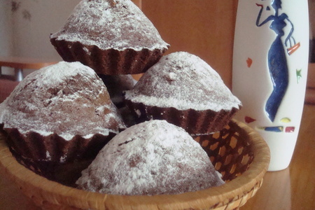 Фото к рецепту: Шоколадные кексы с лесными орешками и изюмом