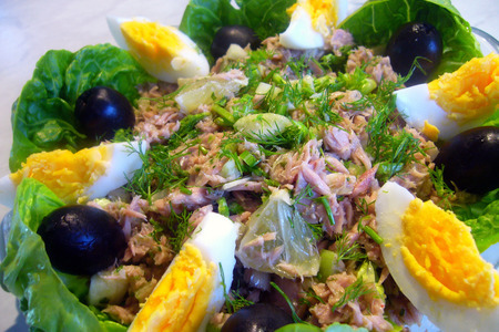 Фото к рецепту: Салат из тунца и фенхеля