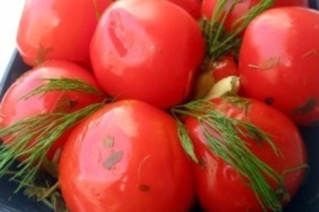 Фото к рецепту: Пряные маринованные помидоры
