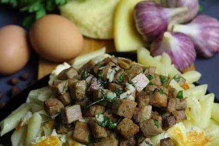 Фото к рецепту: Макароны с вареным мясом и омлетом