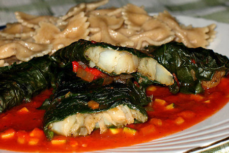 Фото к рецепту: Филе морского окуня в шубке из шпината на соусе из паприки