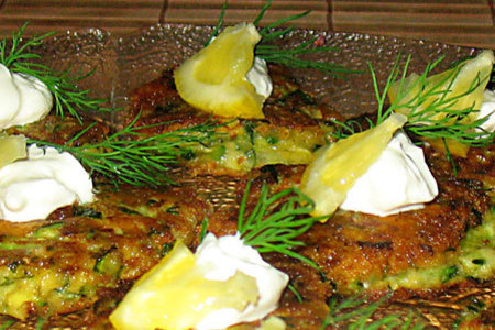 Фото к рецепту: Цукини-пармезан(овые) оладьи