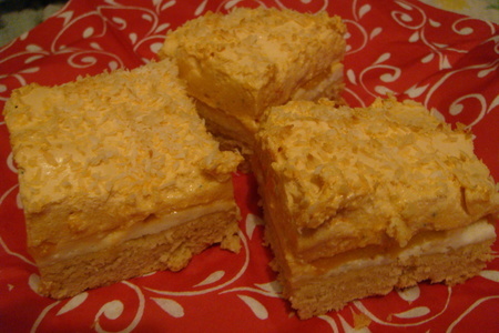 Фото к рецепту: Твороженные пирожные с персиком