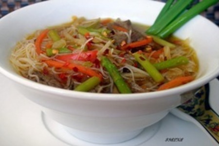 Фото к рецепту: Суп из тайской вермишели с телятиной и овощами