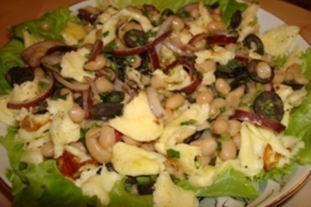 Фото к рецепту: Салат с сулугуни и фасолью